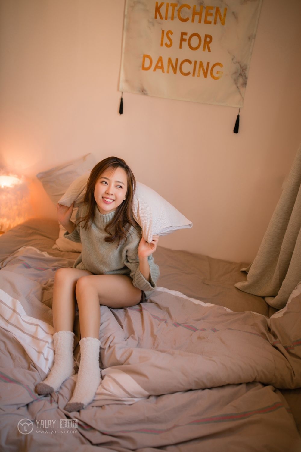 Young girl 26 years old beautiful tenant smiling sexy legs dynamic private portrait(18)